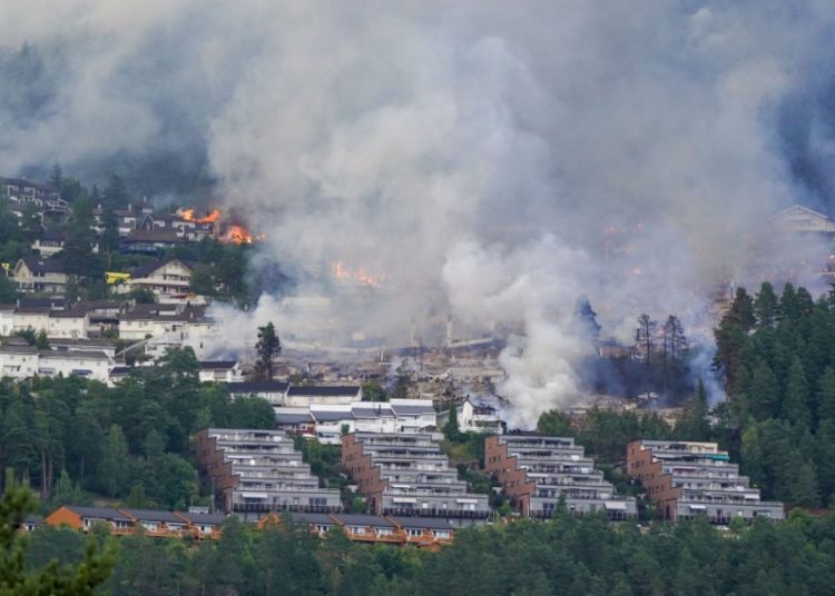 Un incendiu în Norvegia, cel mai mare din istoria modernă a țării, a distrus peste 100 de locuințe. Cauza, necunoscută