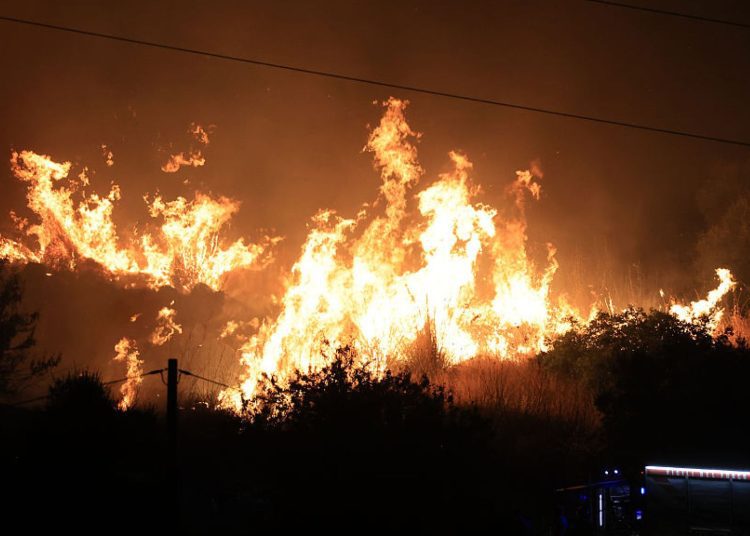 Peste 300 de incendii într-o singură zi în Sicilia. Sute de oameni au fost evacuați