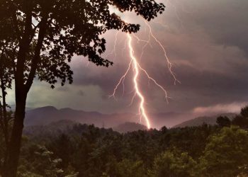 METEO // După mai multe zile de caniculă se așteaptă ploi cu descărcări electrice