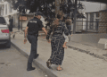 VIDEO // Trei persoane, surprinse folosind copii pentru a cerși în traficul din Chișinău
