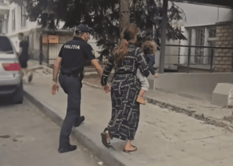 VIDEO // Trei persoane, surprinse folosind copii pentru a cerși în traficul din Chișinău