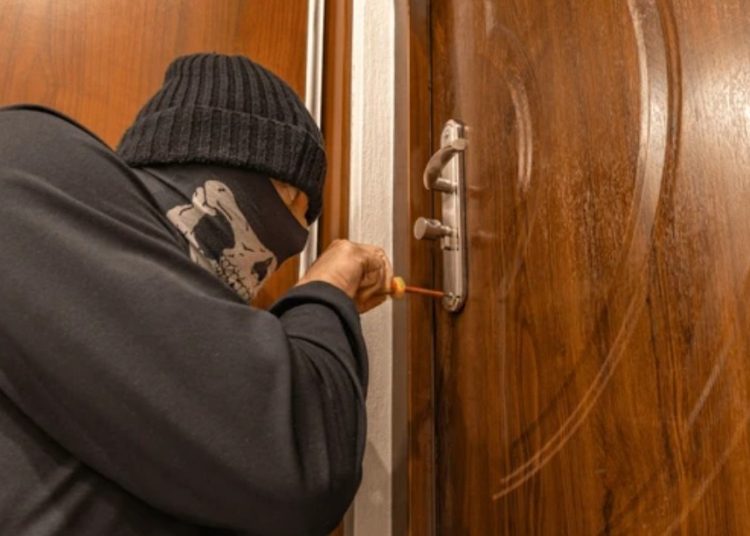 Doi tineri din Bălți, condamnați după ce au furat peste 400.000 de lei dintr-o locuință din orașul Codru în doar 10 minute