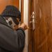 Doi tineri din Bălți, condamnați după ce au furat peste 400.000 de lei dintr-o locuință din orașul Codru în doar 10 minute
