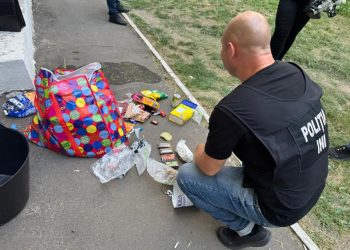 VIDEO // Cocaină și hașiș ascunse în conserve, descoperite într-un colet din Spania. O tânără de 19 ani, reținută