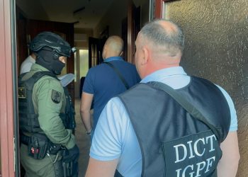 VIDEO // Percheziții în nordul țării într-un dosar de contrabandă cu 7,2 milioane de țigări camuflate într-un lot de căpșuni