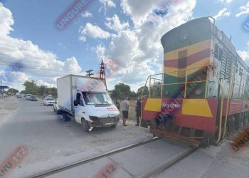 O locomotivă s-a ciocnit cu un automobil pe sectorul de cale ferată Bălți–Slobozia–Florești