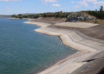 Seceta afectează și lacul Stânca-Costești. Nivelul apei este în scădere