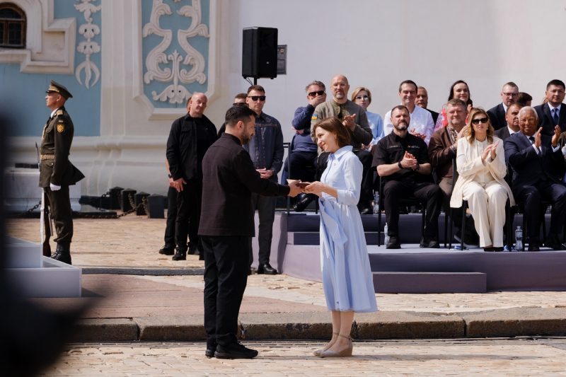 Președinta Maia Sandu a fost decorată de Volodimir Zelenski cu Ordinul Cneaghinei Olga