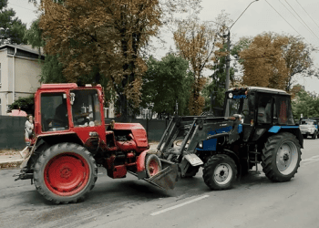 VIDEO // Accident la Bălți: o autospecială a pompierilor, un tractor și un Nissan, implicate în coliziune