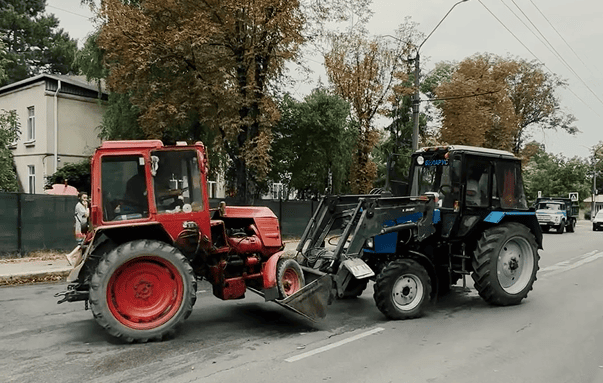VIDEO // Accident la Bălți: o autospecială a pompierilor, un tractor și un Nissan, implicate în coliziune