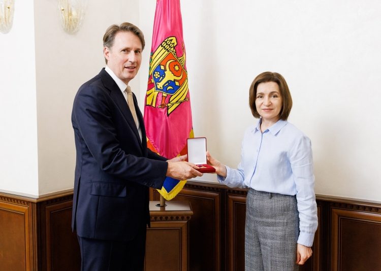 Maia Sandu i-a conferit „Ordinul Onoarei” ambasadorului Regatului Țărilor de Jos, Fred Duijn, la încheierea mandatului