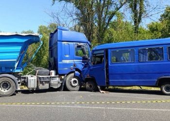 Accident grav în raionul Ungheni: un camion s-a ciocnit frontal cu un microbuz de rută. 15 pasageri, transportați la spital