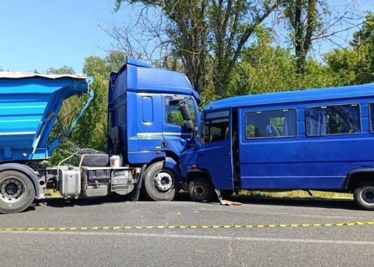 Accident grav în raionul Ungheni: un camion s-a ciocnit frontal cu un microbuz de rută. 15 pasageri, transportați la spital