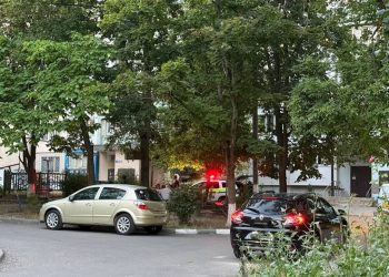 Un copil de aproape patru ani a căzut de la etajul unui bloc de locuit din Bălți