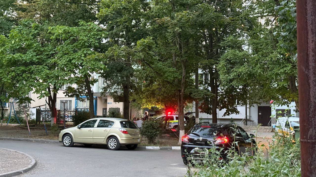 Un copil de aproape patru ani a căzut de la etajul unui bloc de locuit din Bălți