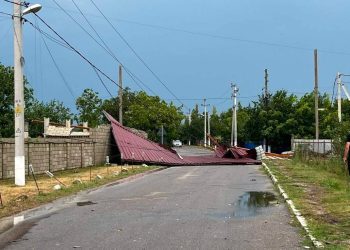 FOTO // Ploile și vântul puternic au făcut ravagii în mai multe raioane din nordul țării. Copaci doborâți și întreruperi de curent