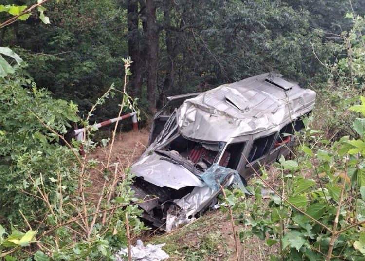 FOTO // Microbuz cu pasageri, tamponat de o Skoda ieșită pe contrasens: O femeie a decedat