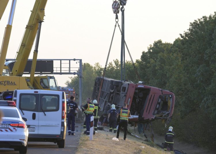 Carnagiu în Ungaria. Cel puțin 12 oameni au murit, alți zeci sunt răniți după ce un autocar s-a răsturnat pe autostradă