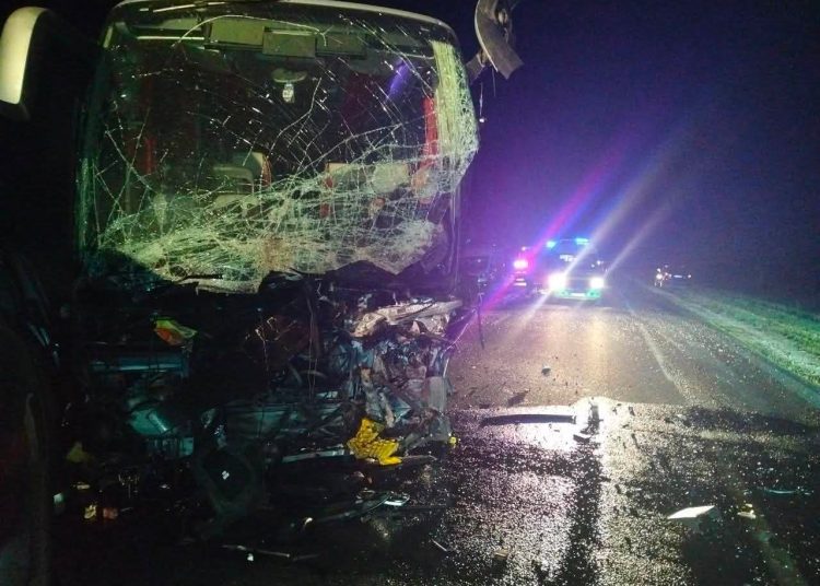 FOTO // Două persoane au decedat într-un grav accident pe traseul R-6 Chișinău–Orhei–Bălți. Un autocar cu 21 de pasageri, implicat în coliziune