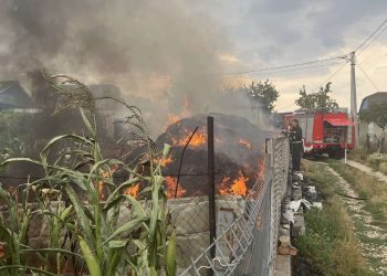 Incendiu provocat de un fulger în raionul Drochia: 150 de baloți de paie au ars
