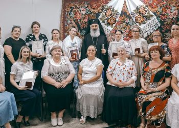 Membrele Societății Femeilor Ortodoxe din Episcopia de Bălți, decorate de Mitropolitul Antonie
