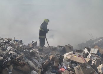 FOTO // Incendiu la gunoiștea din Orhei. Pompierii intervin de mai multe ore