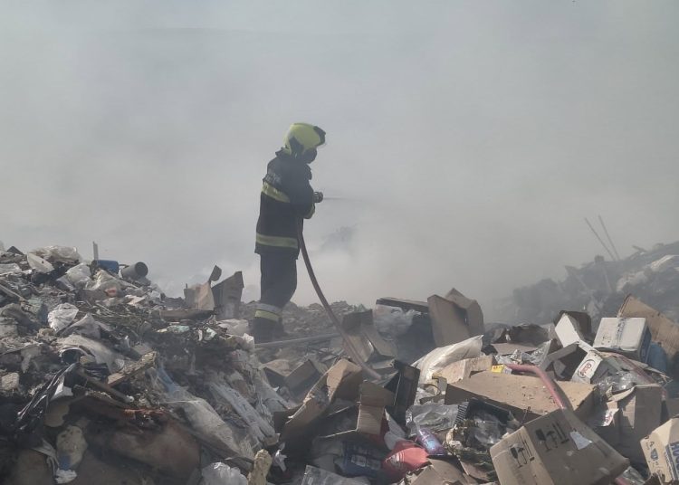 FOTO // Incendiu la gunoiștea din Orhei. Pompierii intervin de mai multe ore