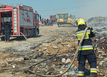 FOTO // Gunoiștea din Orhei arde în continuare. Pompierii luptă cu flăcările mai bine de 24 de ore