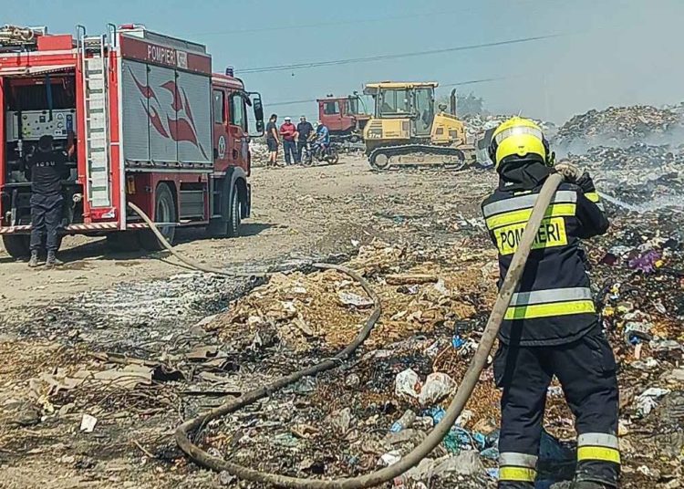 FOTO // Gunoiștea din Orhei arde în continuare. Pompierii luptă cu flăcările mai bine de 24 de ore