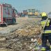 FOTO // Gunoiștea din Orhei arde în continuare. Pompierii luptă cu flăcările mai bine de 24 de ore