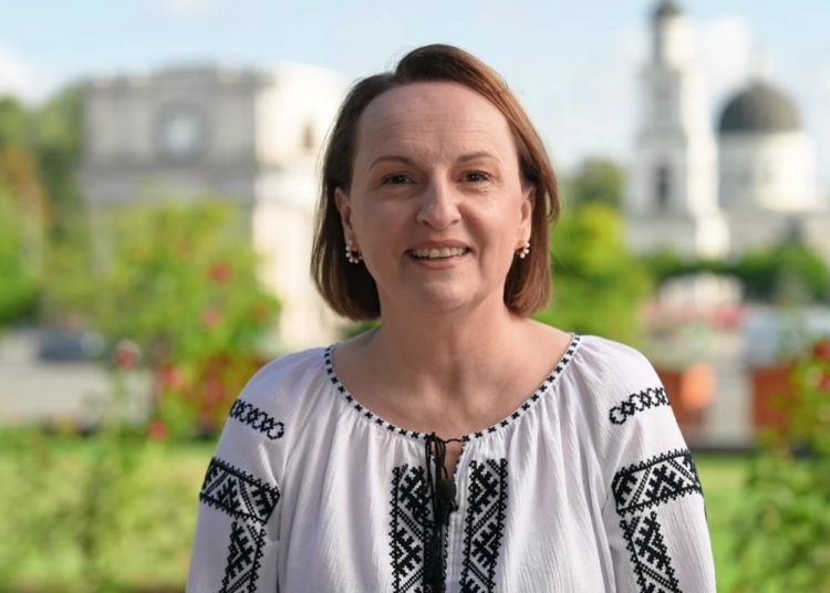 VIDEO // De Ziua Limbii Române, ambasadoarea UE recită pentru prima dată o poezie în română