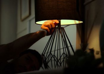 Deficit de energie în această seară. Autoritățile vor activa energia de avarie și nu exclud deconectări: „Încărcați telefoanele mobile acum!”