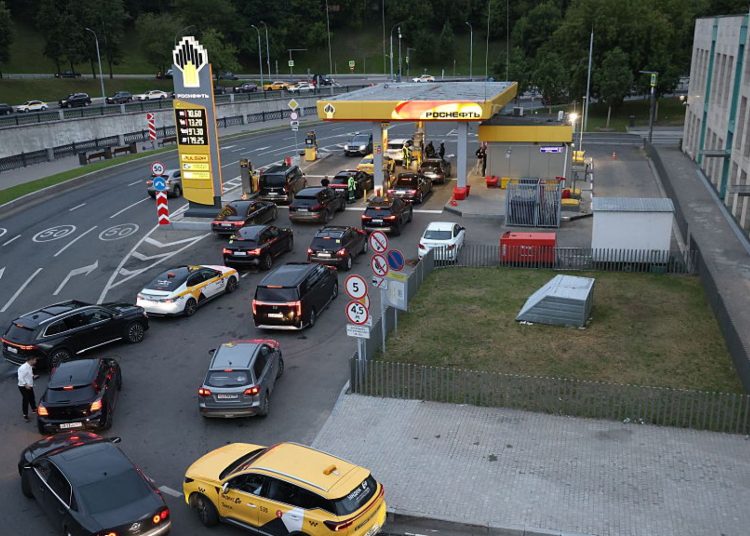 Rusia se confruntă cu un nou val al crizei carburanților. Cozi la benzinării, raționalizări și prețuri în creștere