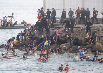 Peste 70.000 de migranţi au intrat în Ceuta în 24 de ore. Sindicatele spun că autorităţile au fost avertizate