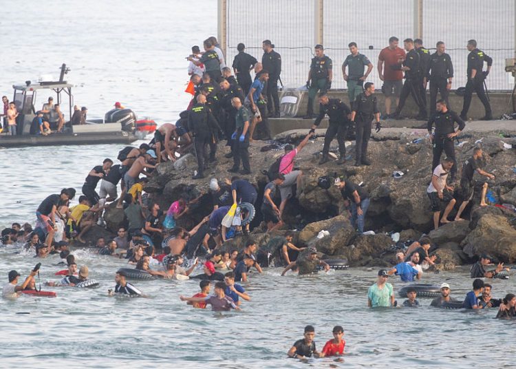 Peste 70.000 de migranţi au intrat în Ceuta în 24 de ore. Sindicatele spun că autorităţile au fost avertizate