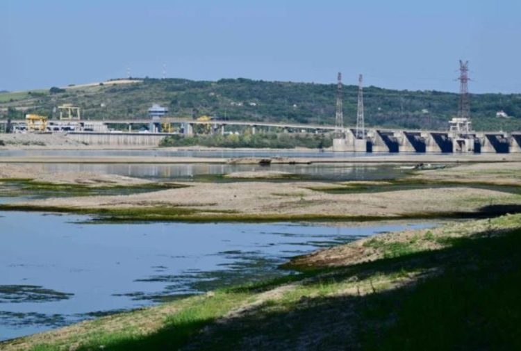 Zi critică pentru sistemul energetic. Dunărea a atins minimul istoric cu două zile mai devreme. Se încearcă iar scufundarea barjelor