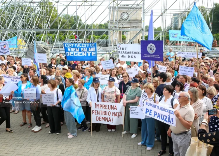 Profesorii au protestat în fața Guvernului. Au cerut respectarea angajamentelor privind majorările salariale