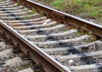 O dronă rusească a lovit un tren de pasageri în regiunea Odesa. Mecanicul și asistentul lui au fost uciși