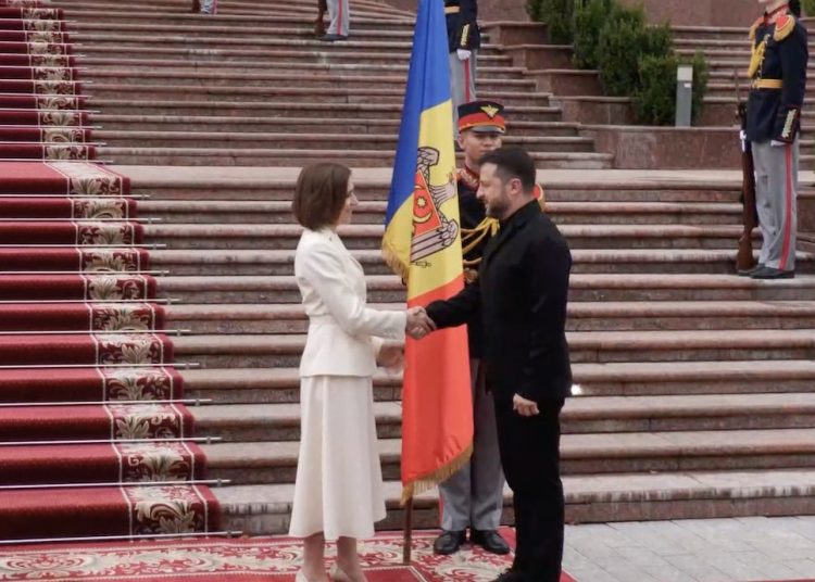 Președintele Ucrainei, Volodimir Zelenski, întâmpinat de către președinta Maia Sandu