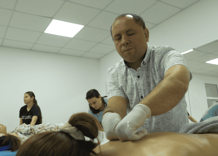 VIDEO // O nouă meserie învățată cu ajutorul CASMED. Absolvenții cursului de masaj sunt gata să intre pe piața muncii (P)
