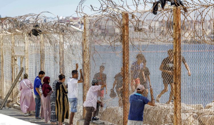 Ceuta se pregătește pentru un nou val de migranți. La graniță au apărut tunuri cu apă și sârmă ghimpată