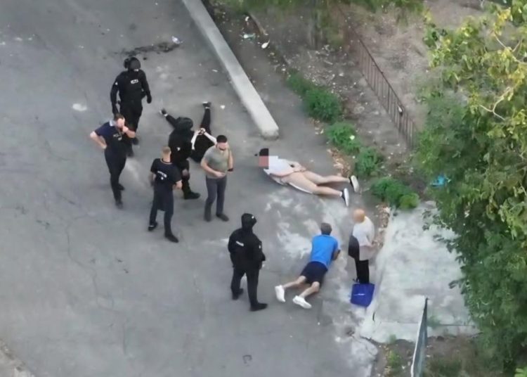 VIDEO // Cimitirul din Bălți, loc de întâlnire pentru membrii „Kitaeț”. Opt bărbați, verificați
