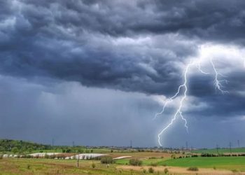 METEO // Ploi și descărcări electrice în nordul și centrul țării. Ce temperaturi se așteaptă astăzi