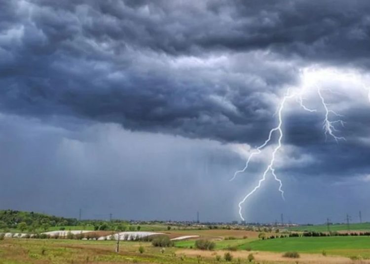 METEO // Ploi și descărcări electrice în nordul și centrul țării. Ce temperaturi se așteaptă astăzi