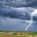 METEO // Ploi și descărcări electrice în nordul și centrul țării. Ce temperaturi se așteaptă astăzi