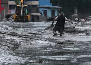 FOTO/VIDEO // Cel puțin 162 de persoane au murit după viitura devastatoare din Nepal. Sute de oameni sunt încă dați dispăruți