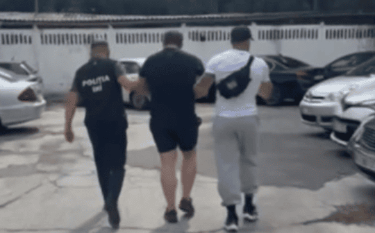 VIDEO // Un bărbat din Ucraina, reținut pentru escrocherii telefonice. Recruta curieri și transforma banii în criptomonede