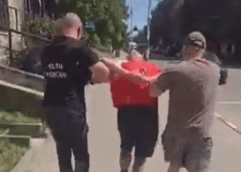 VIDEO // O femeie de 70 de ani din raionul Rîșcani a transmis aproape 62 de mii de lei unui curier, după ce a fost păcălită de escroci