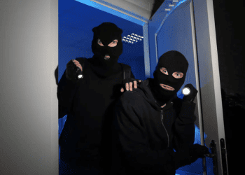 Furt nocturn la un magazin de bijuterii din Bălți. Doi indivizi au pătruns în interior