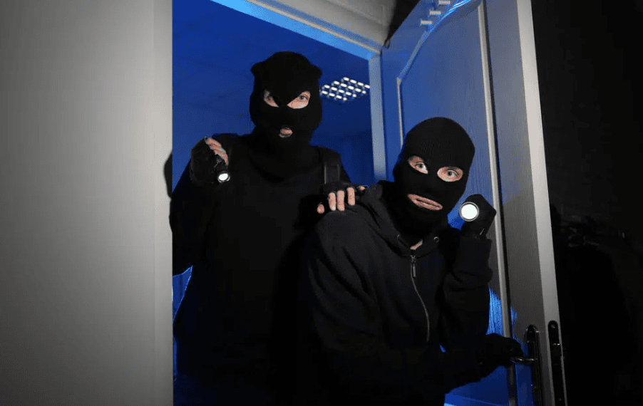 Furt nocturn la un magazin de bijuterii din Bălți. Doi indivizi au pătruns în interior